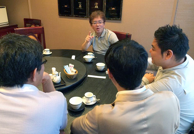 高橋茂さんと創業者3人の歓談